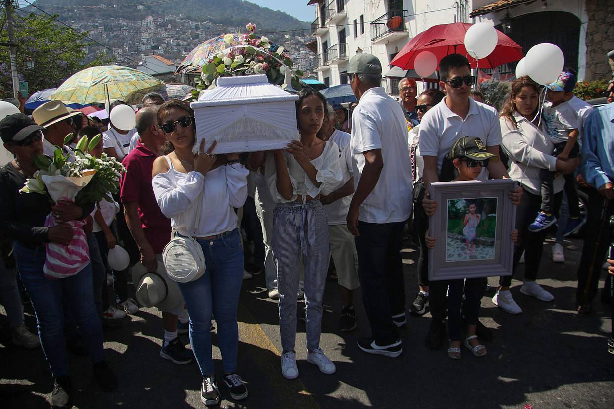 Familiares y amigos despiden a Camila Gómez Ortega, quien fue asesinada en el municipio de Taxco en Guerrero | FOTO EFE/José Luis de la Cruz