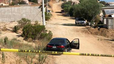 Localizan a tres hombres sin vida dentro de vehículo en Tecate