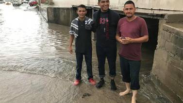 VIDEO: Salva grupo de hombres de morir ahogada a mujer tras tormenta en Hermosillo