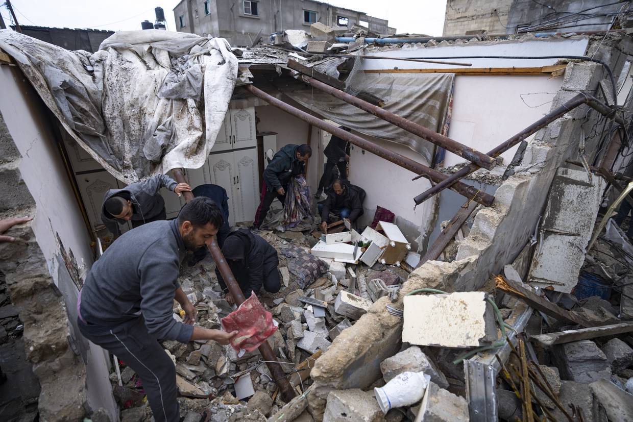 Palestinos revisan el daño a una casa tras un ataque aéreo israelí en Rafah, en el sur de la Franja de Gaza, el martes 19 de marzo de 2024. (AP Foto/Fatima Shbair)