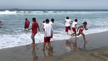 Participan 60 menores en curso de verano impartido por salvadidas en Rosarito