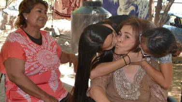 Vuelve Paola a los brazos de sus hijas tras dos años de separación