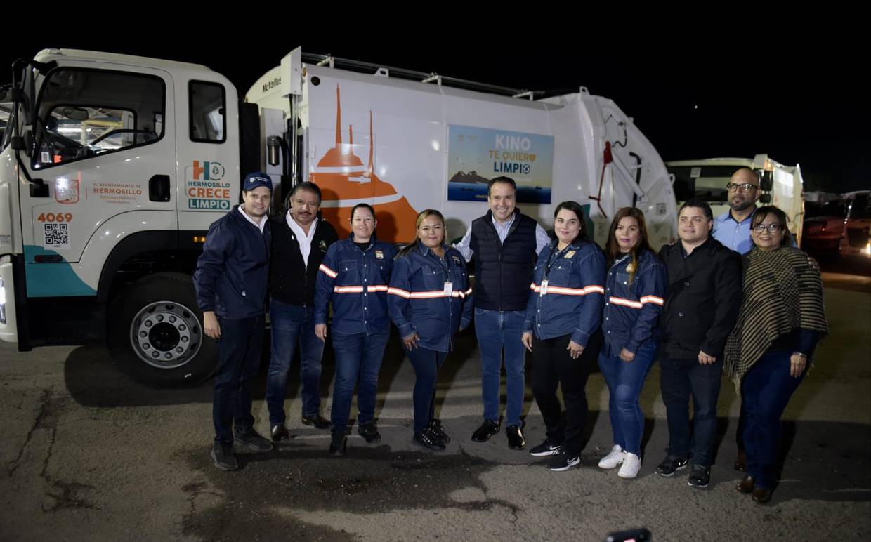 El alcalde Antonio Astiazarán con mujeres en el servicio de recolección de basura.