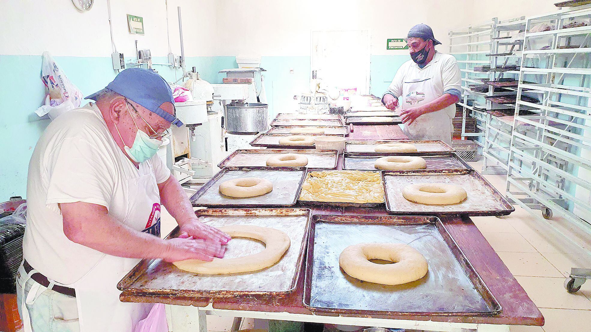 En la panadería Guadalupana, de la colonia 5 de Mayo, Tomás Fernández Rico y su hijo Humberto Fernández, elaboran rosca de reyes con una tradicional receta.