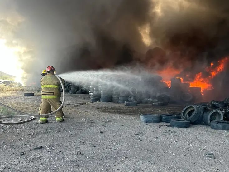 Consume incendio miles de llantas en predio de Caborca