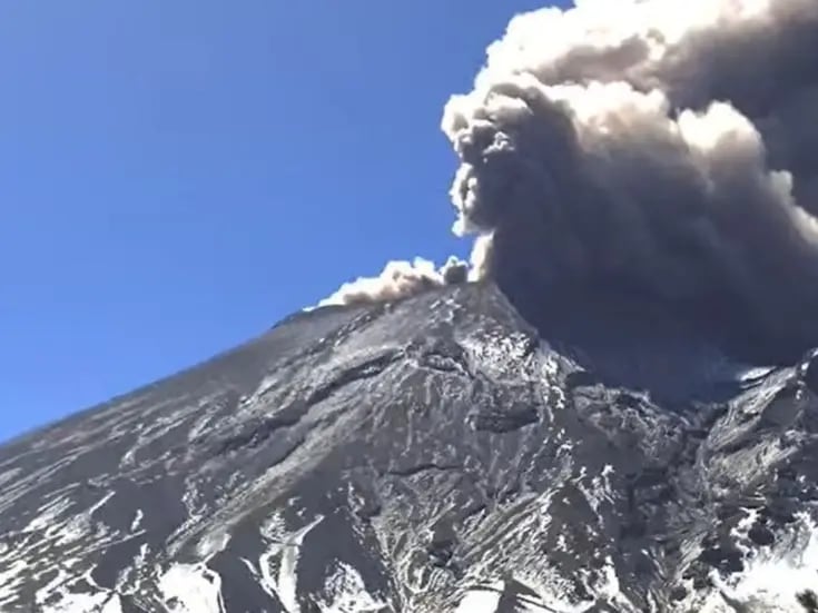 Aeropuerto de Puebla se mantiene cerrado por caída de ceniza del volcán Popocatépetl