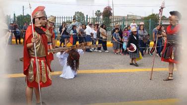 Esperan más de 2 mil en vía crucis en Tijuana