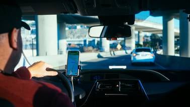 Choferes de aplicación o taxi “no deben hacerse responsables” de objetos olvidados en el vehículo