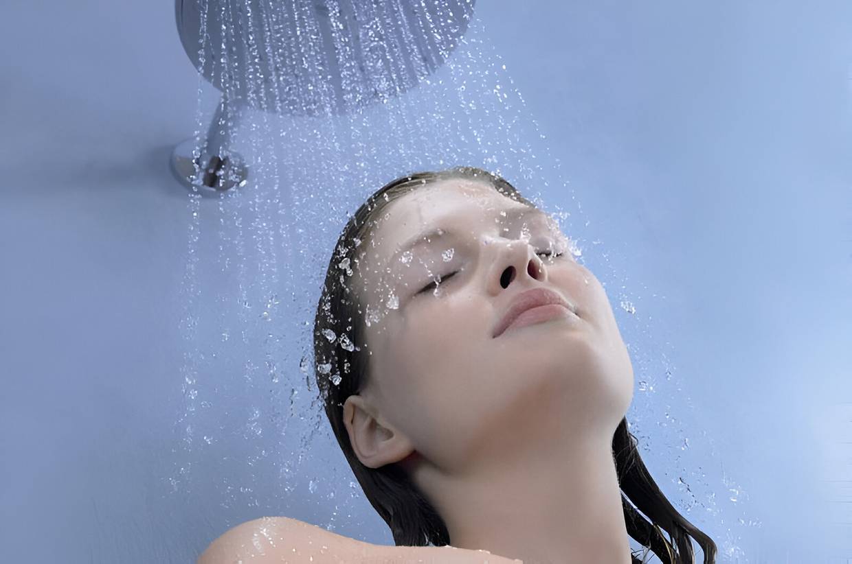 Harvard sugiere que ducharse varias veces por semana es suficiente para la mayoría de las personas, siempre y cuando no estén particularmente sucias o sudorosas.