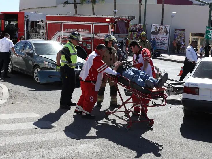 Choque en el cruce de Rosales y Tehuantepec deja dos personas lesionadas en el Centro de Hermosillo