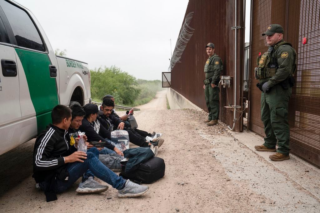 ARCHIVO - Migrantes colombianos que trataban de cruzar a Estados Unidos sin autorización legal esperan ser procesados por agentes de la Patrulla Fronteriza estadounidense el jueves 4 de mayo de 2023, cerca del cruce fronterizo en Hidalgo, Texas. (AP Foto/Veronica G. Cardenas, archivo)