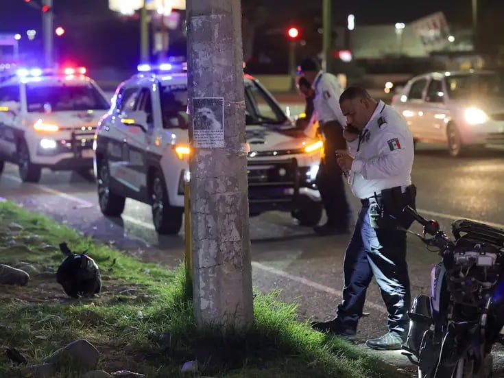 Piden ayuda para hallar auto que atropelló a motociclista en Hermosillo; conductor huyó