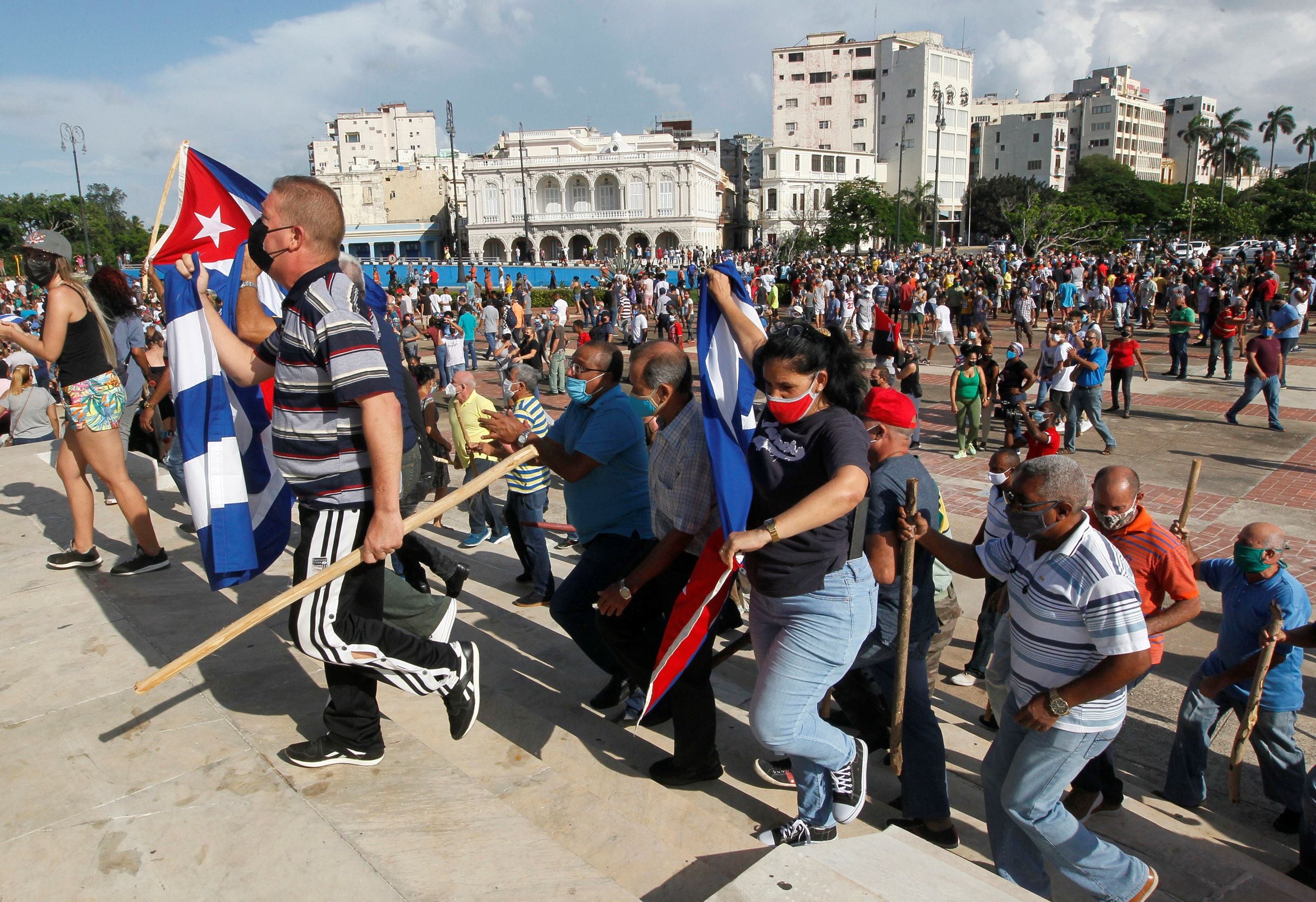 Simpatizantes del gobierno caminan durante las manifestaciones contra y en apoyo del gobierno, en medio del brote de la enfermedad del coronavirus (COVID-19), en La Habana, Cuba. 11 de julio de 2021.  REUTERS/Colaborador