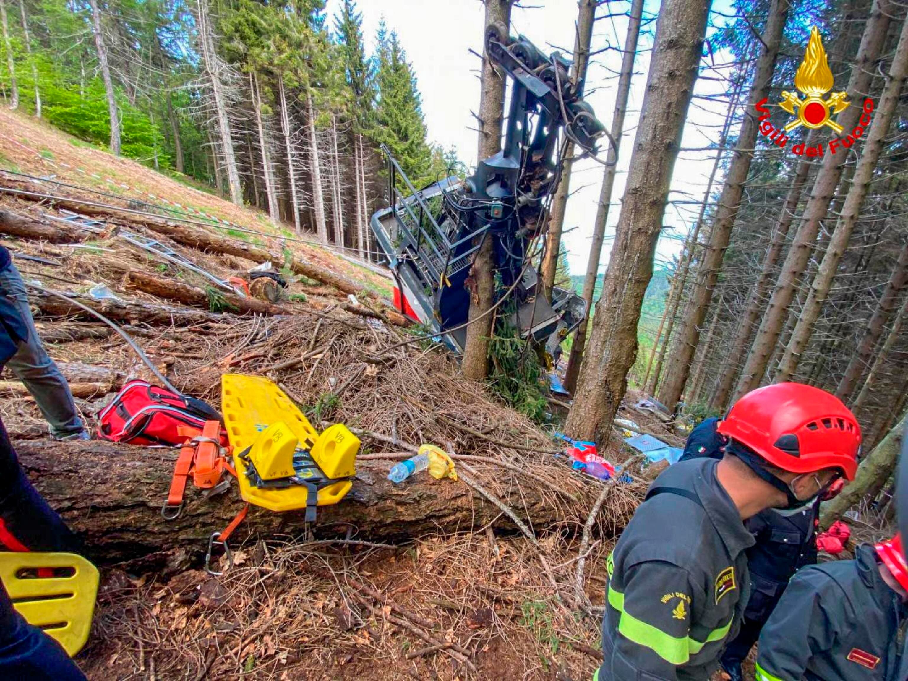 Stresa (Italy), 23/05/2021.- A handout photo made available by Italian Fire and Rescue Service shows Rescuers at work at the area of the cable car accident, near Lake Maggiore, northern Italy, 23 May 2021. The cable car that connects Stresa with Mottarone has crashed, claiming 14 lives, according to the latest toll. The accident has been caused by the failure of a rope, in the highest part of the route which, starting from Lake Maggiore reaches an altitude of 1,491 meters. (Incendio, Italia) EFE/EPA/ITALIAN FIRE AND RESCUE SERVICE / HANDOUT HANDOUT EDITORIAL USE ONLY/NO SALES
