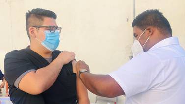Vacunan contra influenza a más de 200 médicos de atención privada