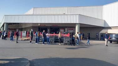 Tijuanenses hacen fila hasta de tres horas antes de la apertura de Costco