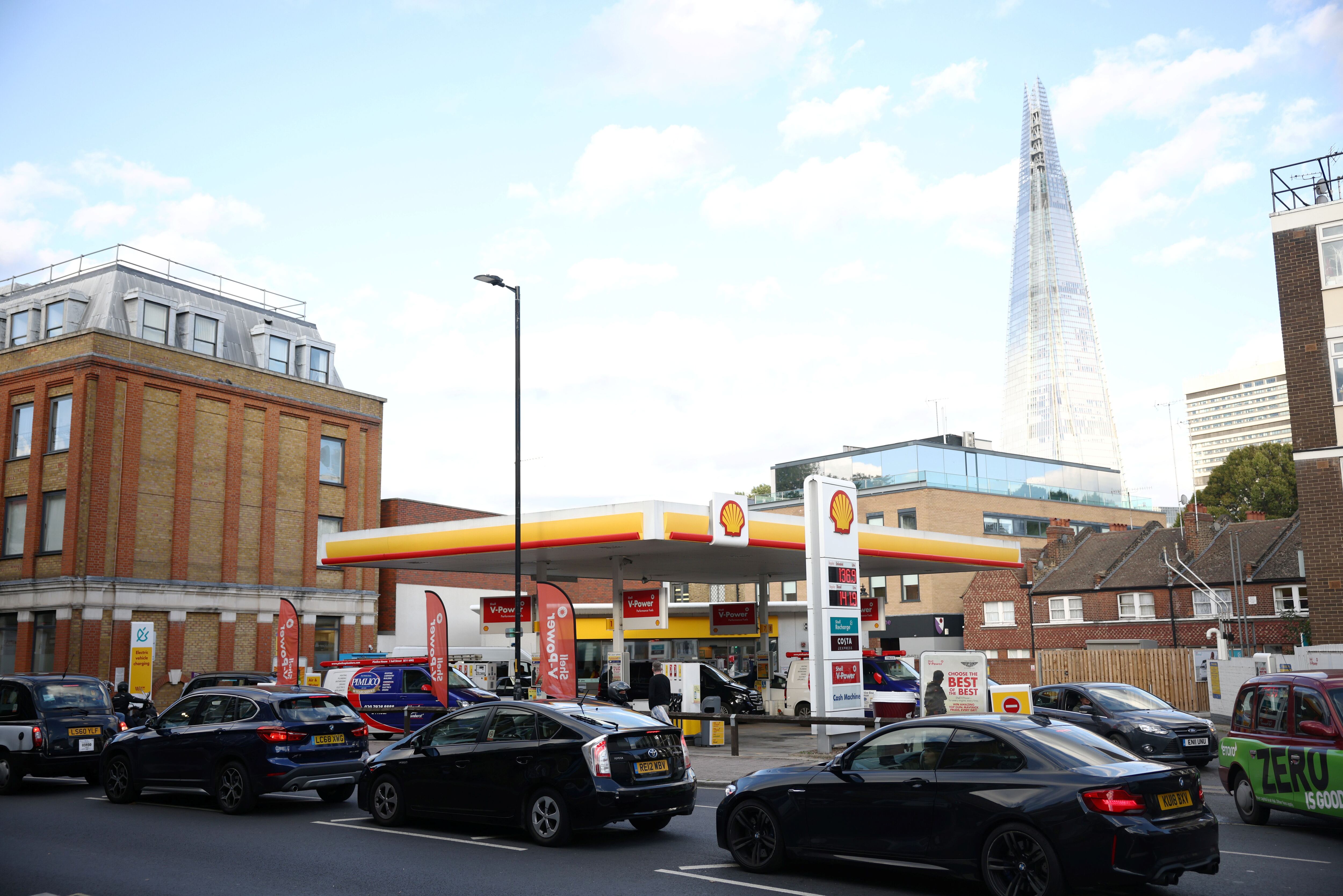 Vehículos hacen fila para cargar gasolina en una estación de servicio Shell, en Londres, Inglaterra, Septiembre 27, 2021. REUTERS/Henry Nicholls