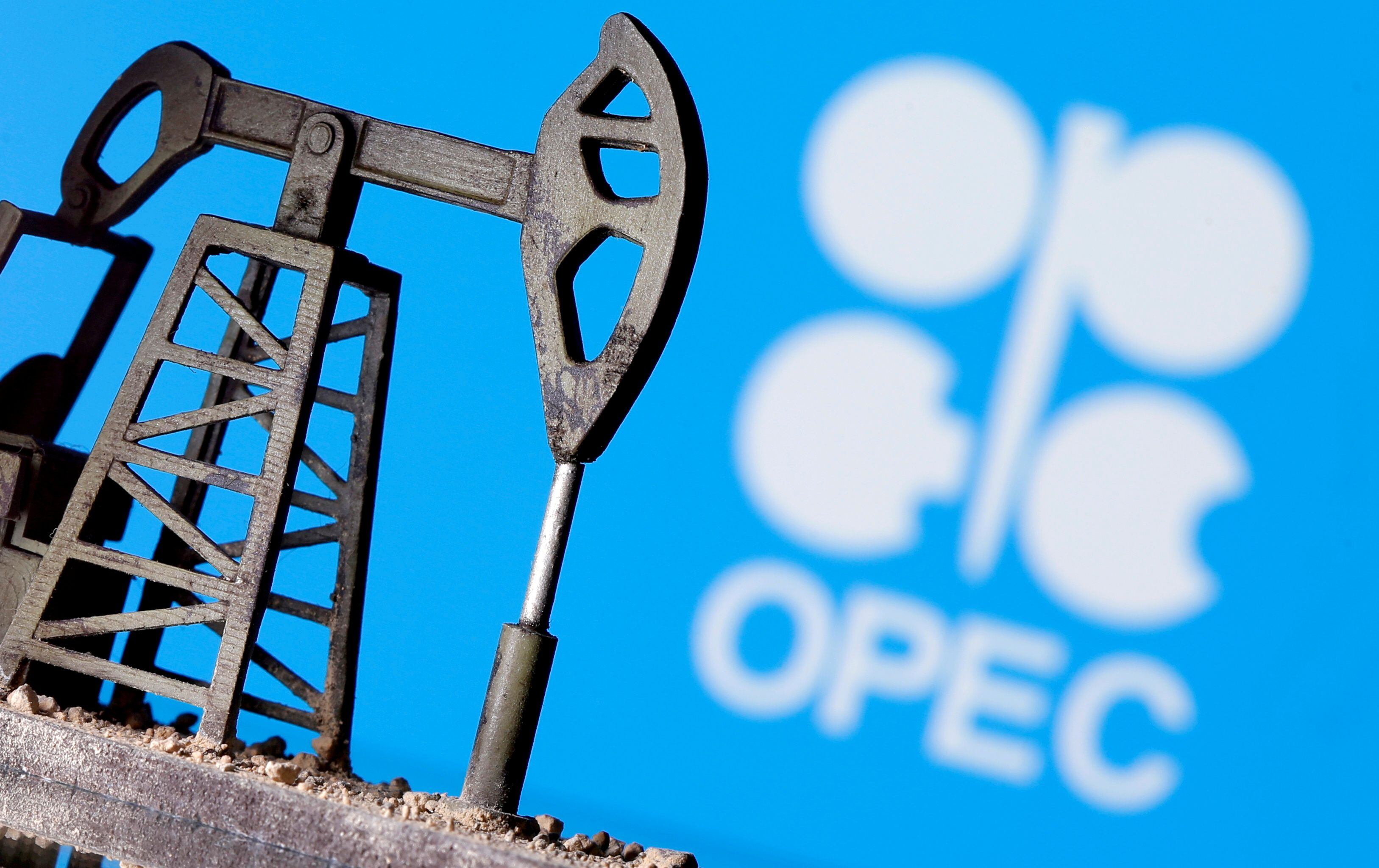 FOTO DE ARCHIVO: Una bomba de petróleo en miniatura ante un logotipo de la OPEP en esta imagen de ilustración tomada el 14 de abril de 2020. REUTERS/Dado Ruvic