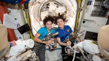 Dos astronautas listas para dar el primer paseo espacial exclusivamente femenino
