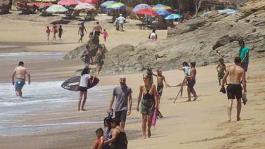Turistas hacen hasta fila para acceder a playas de Oaxaca