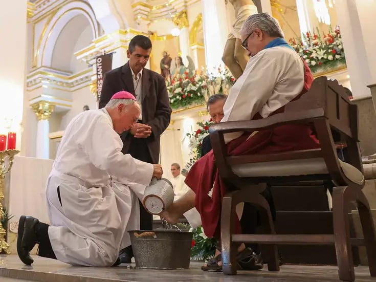 El simbolismo del lavado de pies en la ceremonia de Jueves Santo por el Arzobispo de Hermosillo