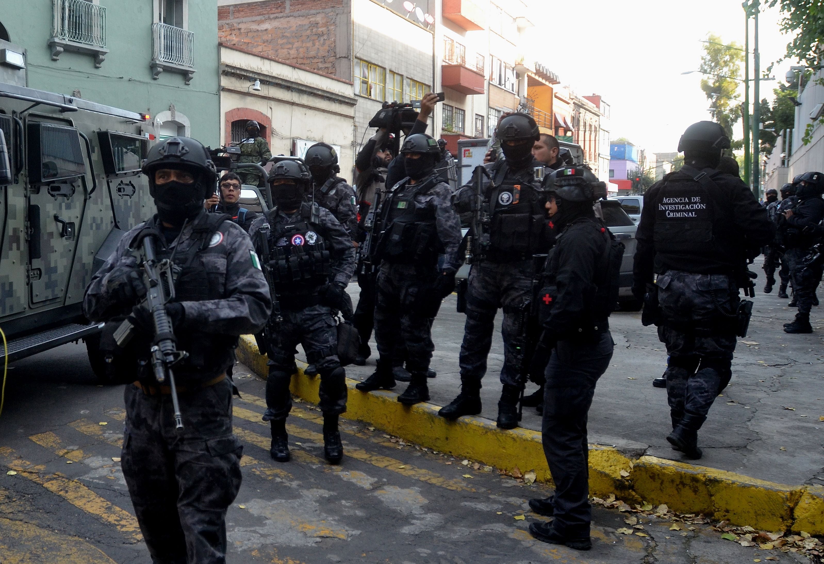 Fotografía de archivo de varios soldados y agentes federales mexicanos mientras participan en el translado de un narcotraficante. EFE/STR
