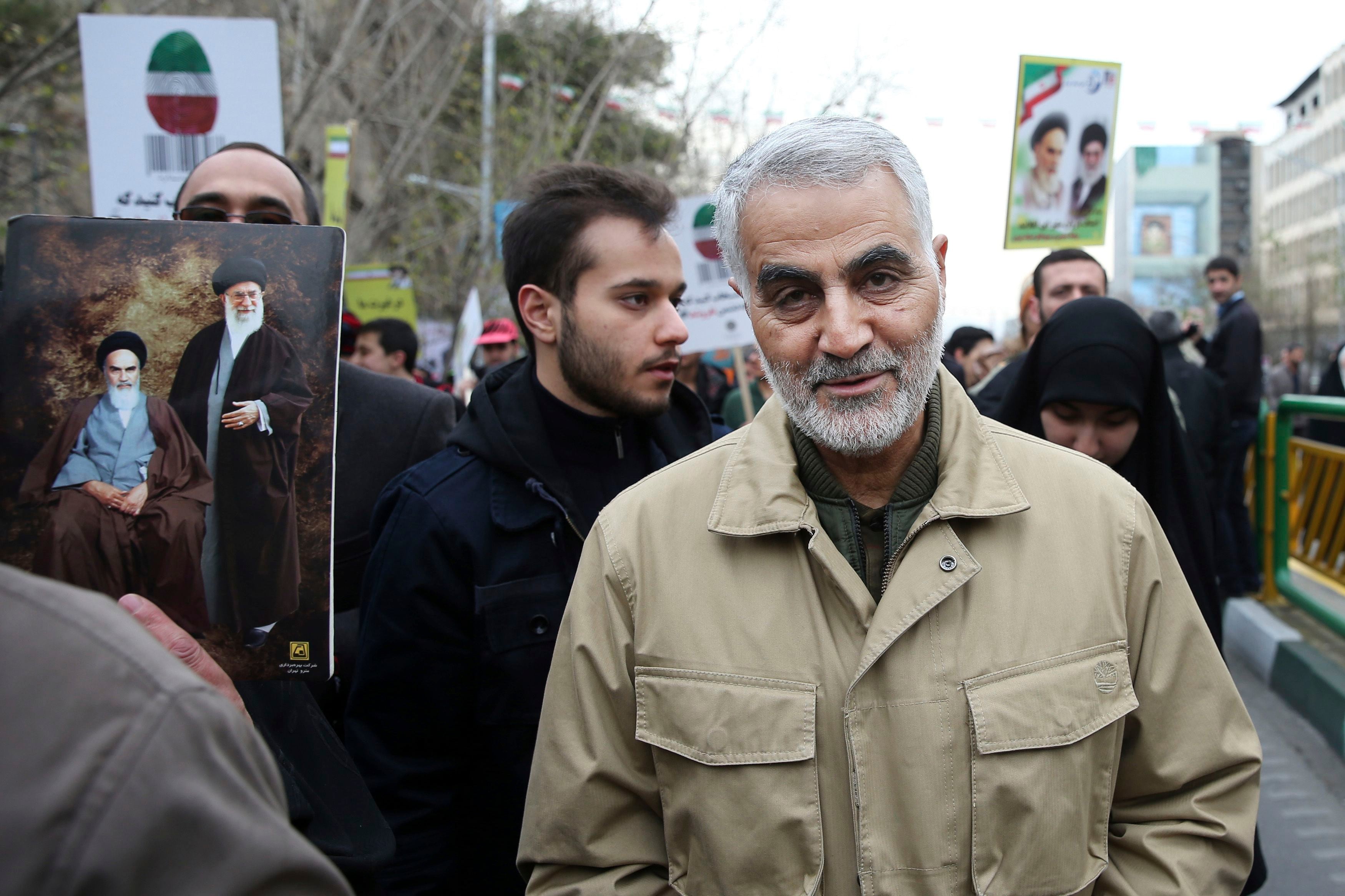 ARCHIVO - En esta fotografía del 11 de febrero de 2016, Qassem Soleimani, comandante de la Fuerza Quds de la Guardia Revolucionaria de Irán, asiste a un evento en Teherán. (AP Foto/Ebrahim Noroozi, Archivo)