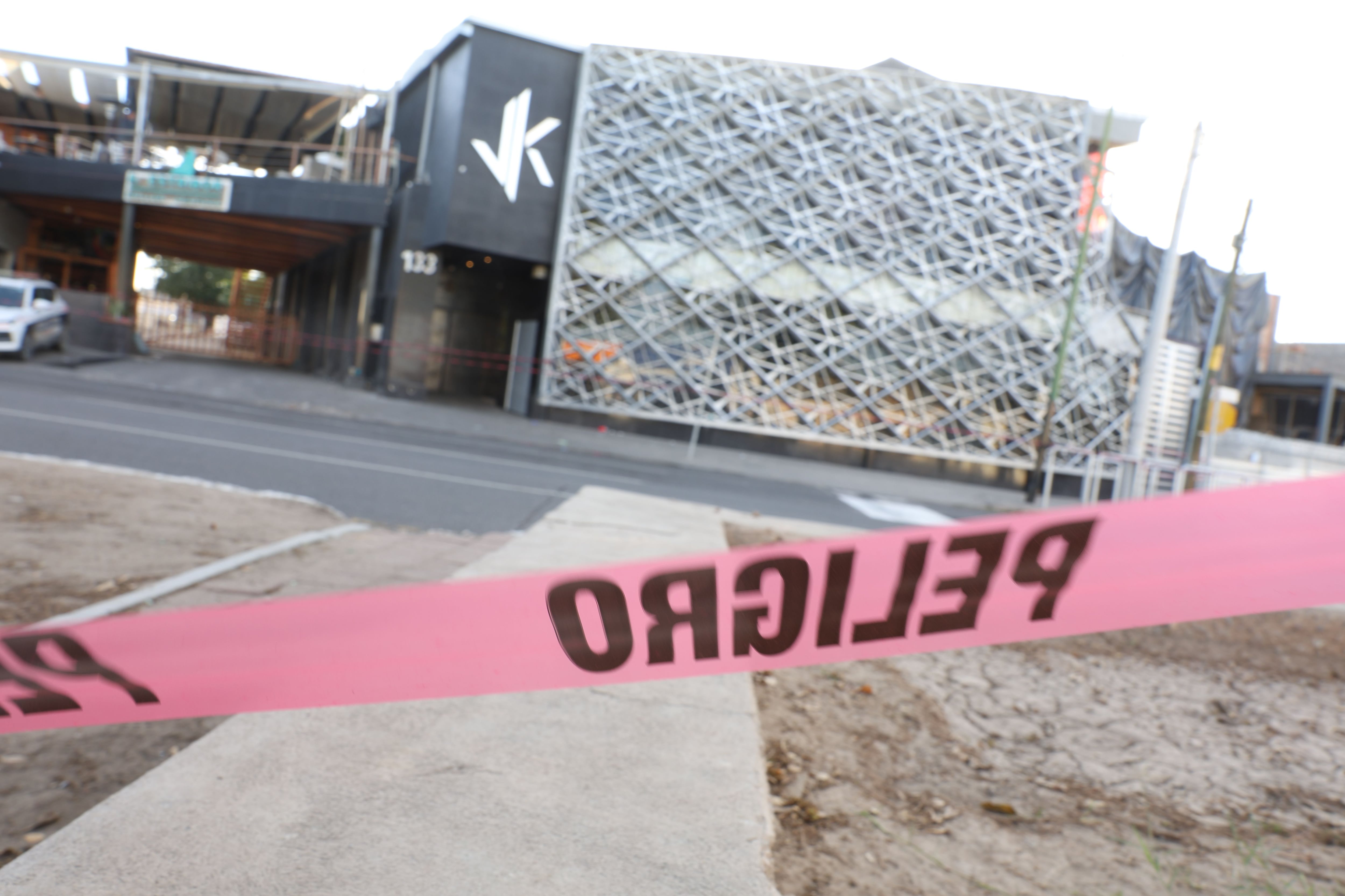 Una cinta resguarda el centro nocturno donde ocurrió el tiroteo ayer en
la madrugada, donde murieron tres personas.
