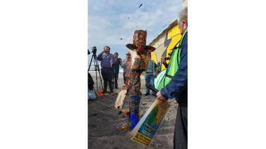 Queman una piñata del ‘Tío Sam’ en el muro entre México y EU