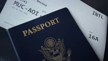 Entrega EU primer pasaporte con género X; es decir ni hombre ni mujer