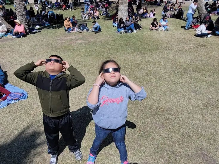 Decenas de mexicalenses en espera de ver eclipse en el Bosque