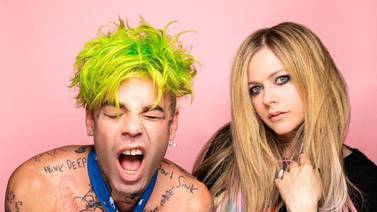 Avril Lavigne se ríe de su “muerte” con “Flames”