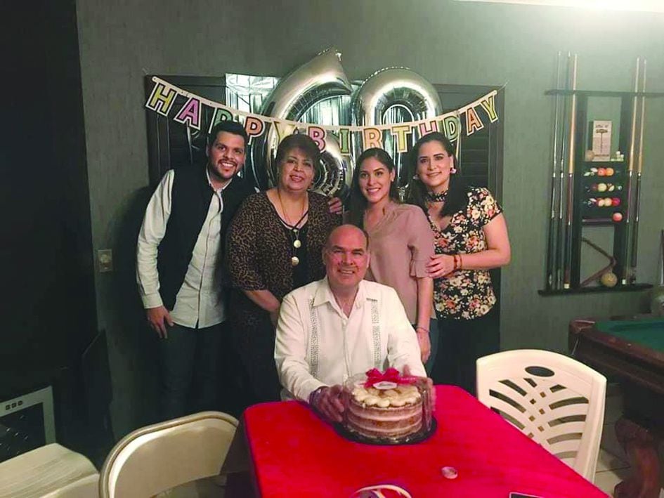 Carlos Vázquez y su esposa e hijos en su festejo de cumpleaños.