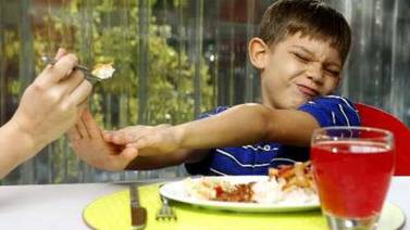 Niños evitan comer para bajar de peso