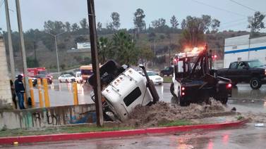 Lluvias en Tijuana: Protección Civil reporta evacuaciones, deslizamientos y volcaduras