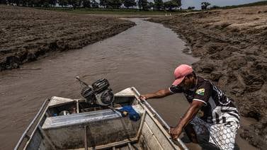 El río Amazonas a niveles históricamente bajos: Emergencia en 62 ciudades