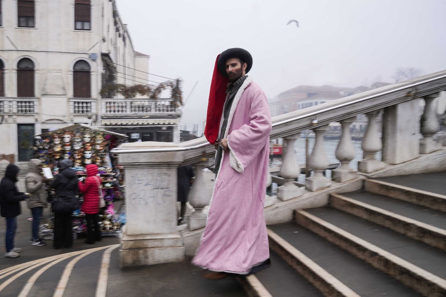 Un hombre disfrazado de Marco Polo baja las escaleras de un puente durante la inauguración del Carnaval, en Venecia, Italia.