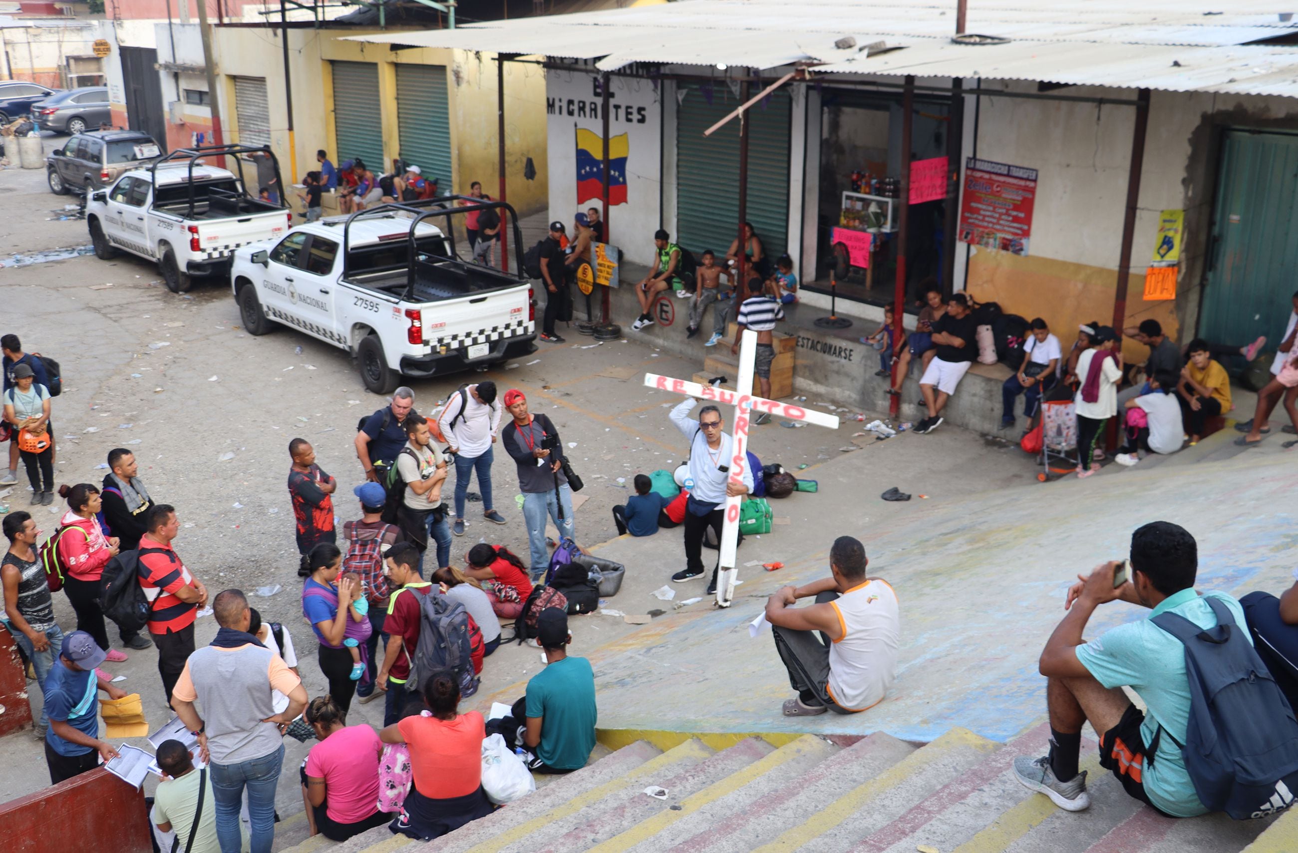 MEX2697. CIUDAD HIDALGO (MÉXICO), 24/03/2024.- Migrantes representan el 'Viacrucis migrante' este domingo en el paso del Coyote, principal acceso de para entrar a México, en Ciudad Hidalgo, estado de Chiapas (México). Activistas, migrantes y la iglesia católica realizaron este domingo la representación del 'Viacrucis migrante' en la frontera sur, límite de México con Guatemala, donde se encuentran cientos de migrantes acampando en condiciones insalubres. EFE/ Juan Manuel Blanco
