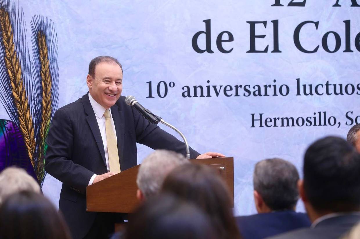 El gobernador Alfonso Durazo da un mensaje en la ceremonia de aniversario de El Colegio de Sonora.