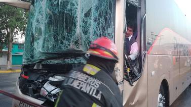 Autobús de pasajeros choca contra tráiler de carga en el Edomex