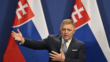 Líder de Eslovaquia sigue grave mientras su atacante comparece en tribunal