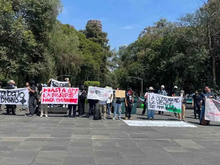 Estudiantes y trabajadores del ENAH protestan frente al Museo Nacional de Antropología