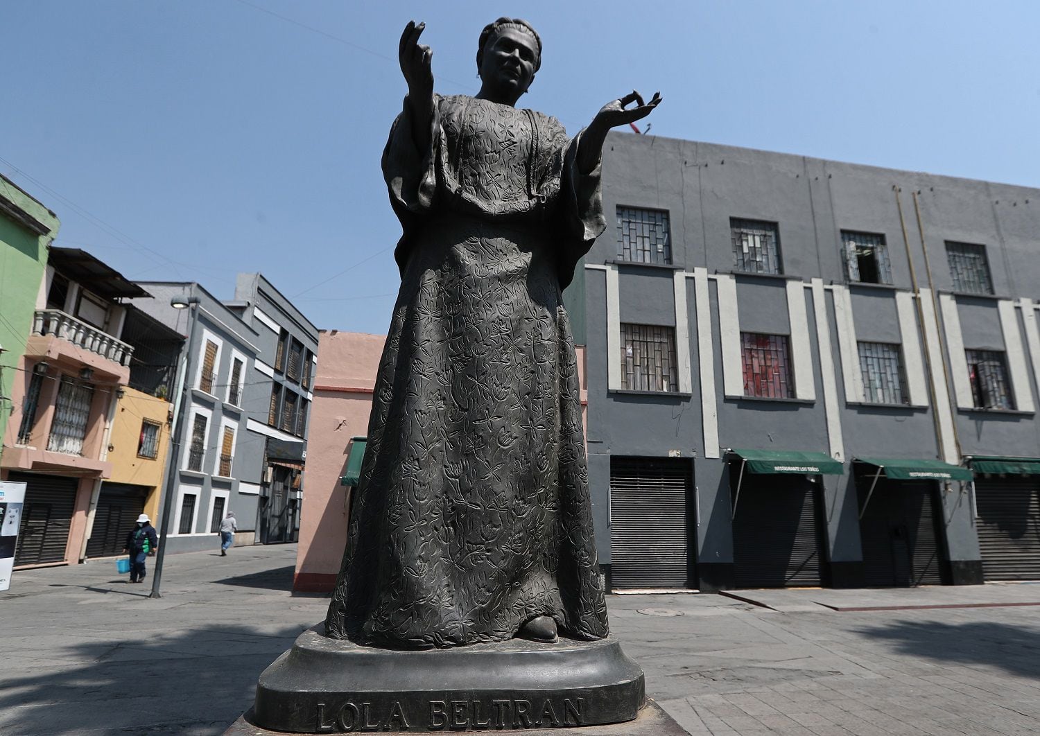 Fotografía que muestra la estatua de "Lola Beltrán" hoy, en la Plaza Garibaldi, en la Ciudad de México (México). EFE/ Mario Guzmán