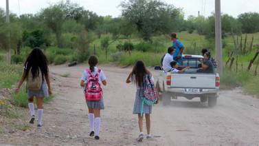 Niños enfrentan Sol e inseguridad para llegar a la escuela en Hermosillo