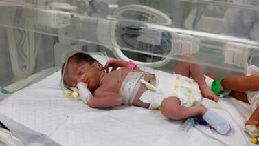 Salvan a una bebé del vientre de su madre muerta en ataque israelí en Gaza
