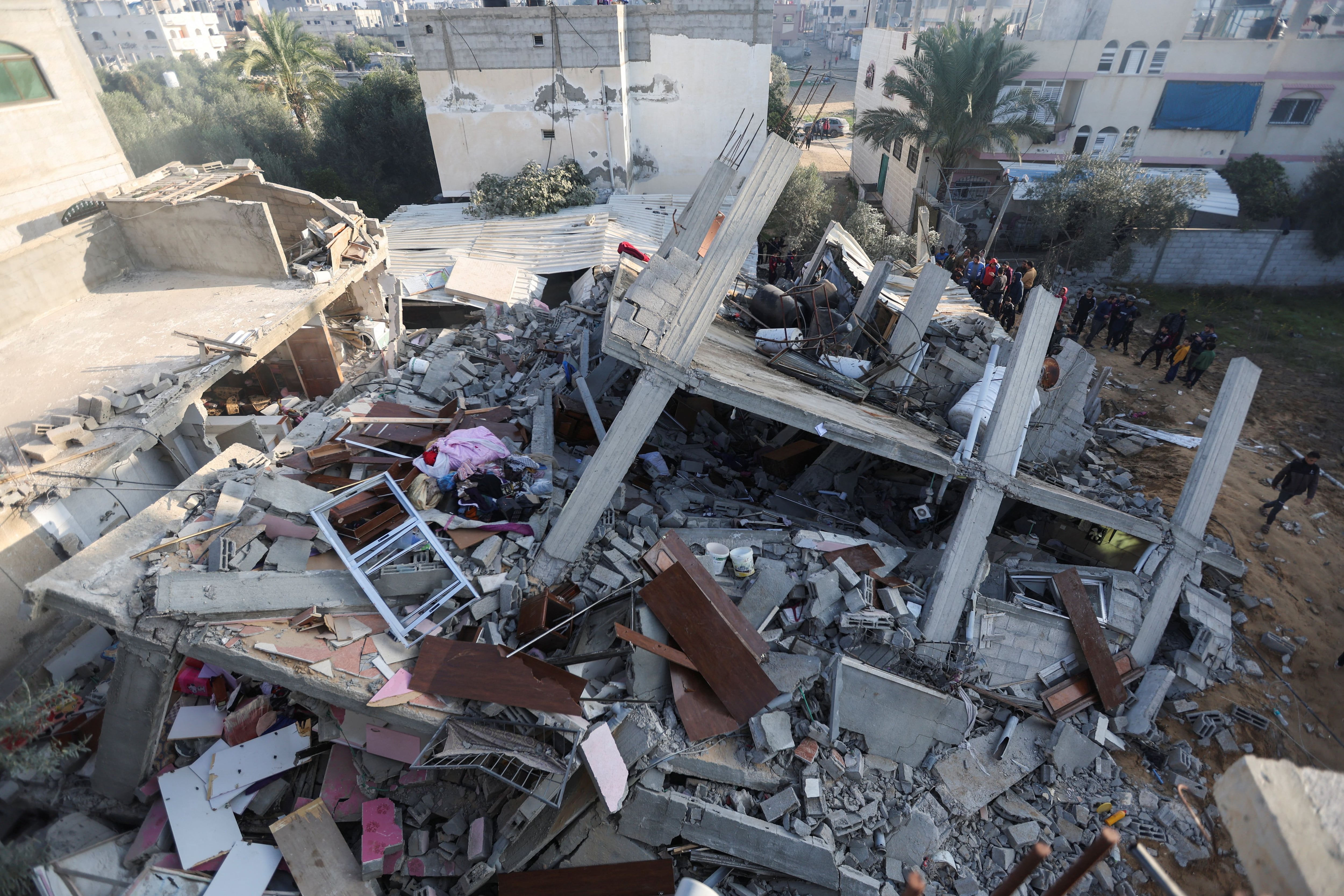Palestinos inspeccionan el lugar de un ataque israelí contra una casa, en medio del actual conflicto entre Israel y el grupo islamista palestino Hamás, en Rafah, en el sur de la Franja de Gaza, 17 de diciembre de 2023. REUTERS/Ibraheem Abu Mustafa
