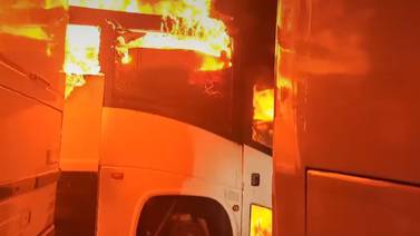 Incendian camiones de pasajeros en Ensenada