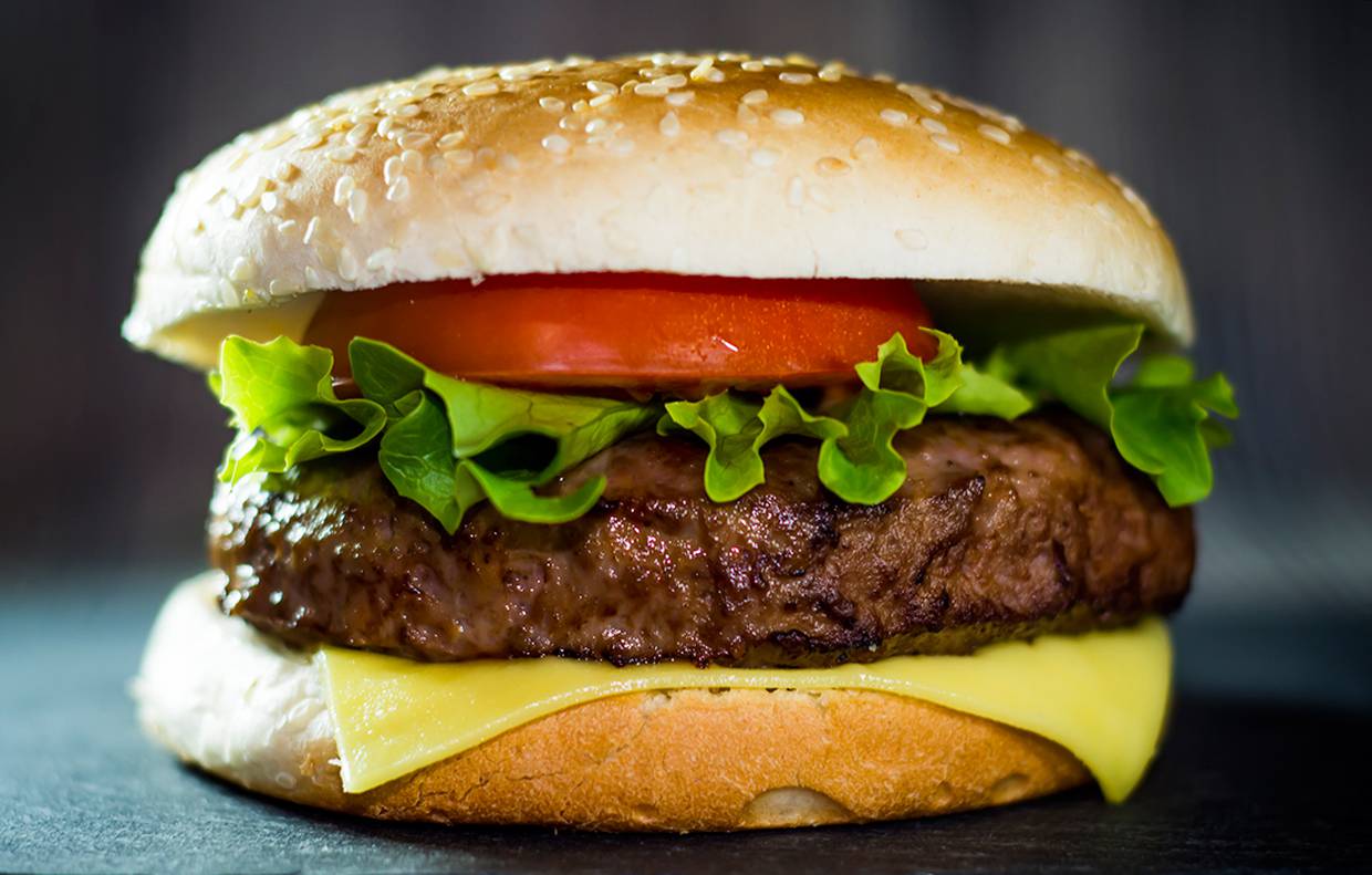 Una hamburguesa sencilla, que solo tiene dos rebanadas de pan, carne, queso y algunas verduras contiene entre 500 y 600 calorías.