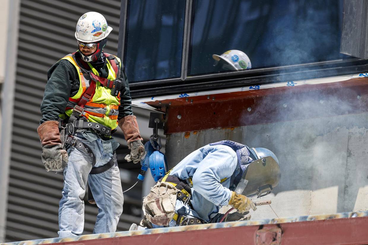 Fotografía de archivo donde se observa a trabajadores de la construcción en un edificio del centro en Austin durante la ola de calor en Austin, Texas, EE.UU, 07 de septiembre de 2023. EFE/EPA/ADAM DAVIS