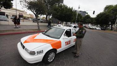 Usan documentos sin validez para circular 'taxis'